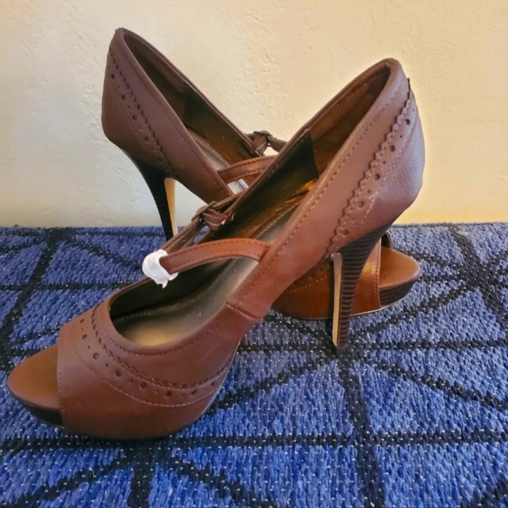 Fergalicious "enticing" Brown Peep Toe high Heel Size 9M US pump